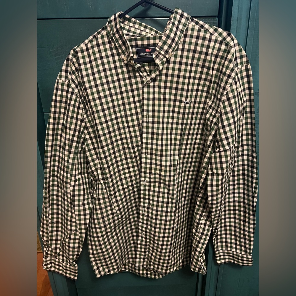 Men’s vineyard vines button down shirt